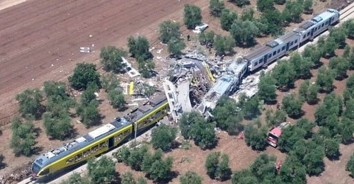 Death toll continues to rise after Italian train crash - ảnh 1